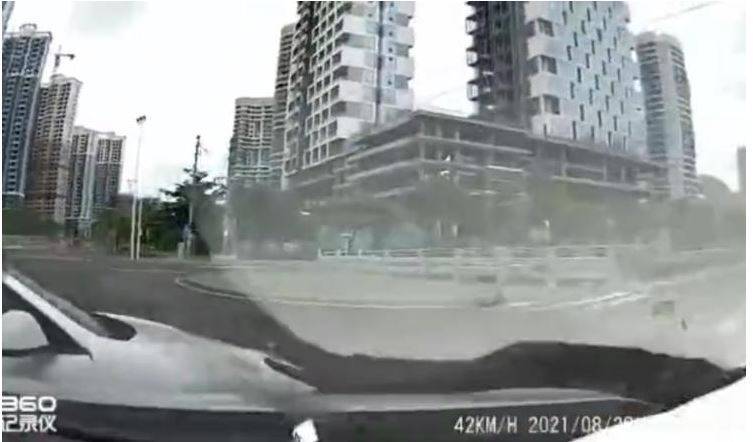 从涉事轿车的监视器画面可以看到在撞上从左侧路口出现的特斯拉后，特斯拉车身往一旁路桥冲过去。（图翻摄自微博）(photo:LTN)
