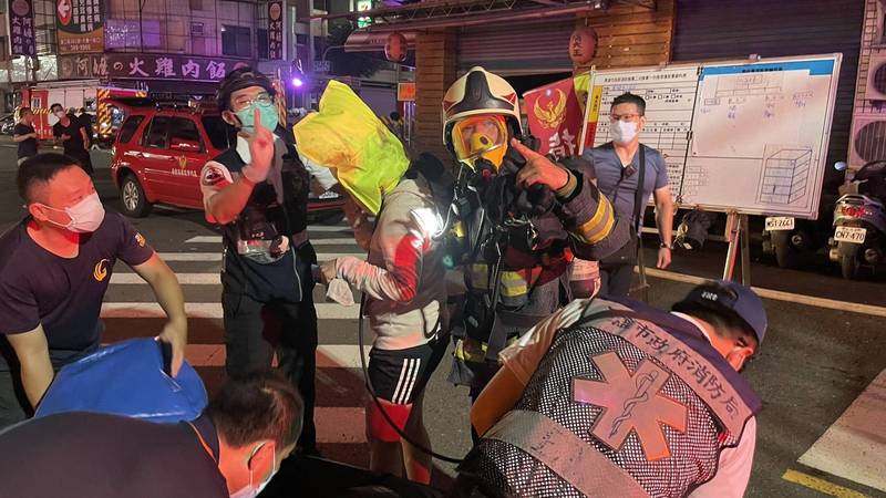 高雄市三民區大豐二路昨天深夜傳出民宅火警，警消人員救出2名受困女性。（讀者提供）