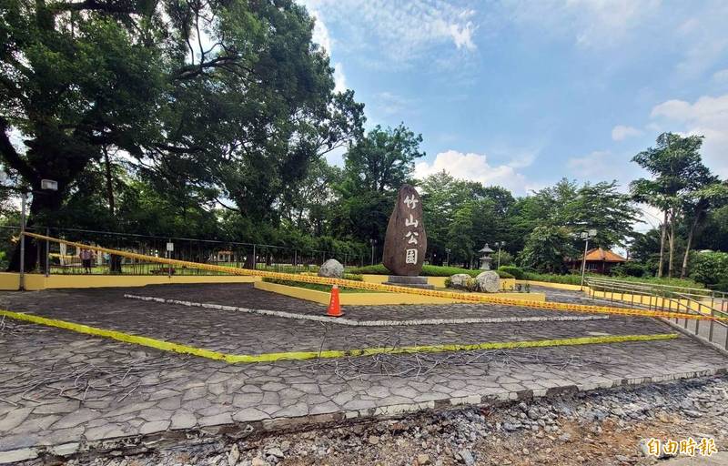 南投縣竹山鎮公所在竹山公園綁上塑膠條封鎖線進行環境改善工作。（記者謝介裕攝）