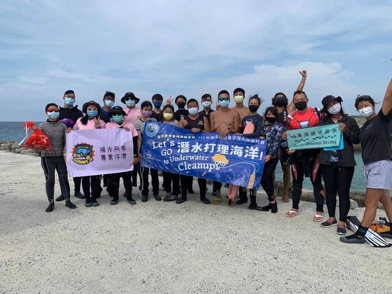 澎湖首次潛水淨海活動,在馬公山水漁港舉行。(台灣海洋大學提供) 澎湖首次潛水淨海活動,在馬公山水漁港舉行。(台灣海洋大學提供)