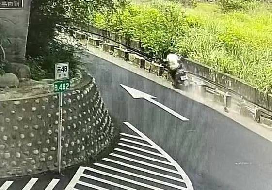 警方於查緝過程中，發現蔡男於騎車返回台中時，在三義鄉雙湖橋下發生自撞，擦撞路旁圳溝護欄，傷了右腳。而蔡男被逮時，右腳貼有貼布，也讓他百口莫辯，坦承犯行。（記者彭健禮翻攝）