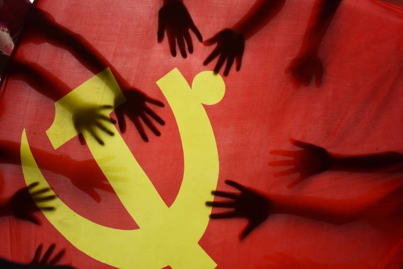 中國左派網路評論家最近發表文章，指北京官方近期在各個領域的一系列整治動作是一場「深刻變革」。圖為中共黨旗。（法新社資料照）