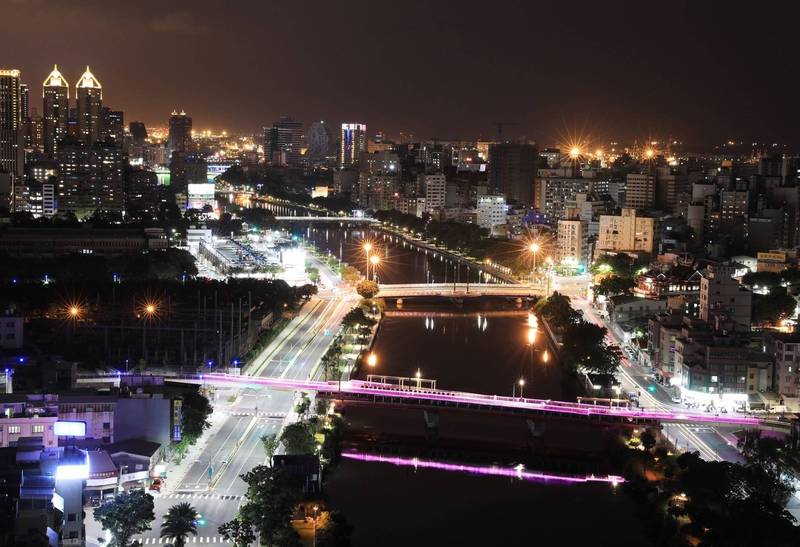 陳其邁昨深夜po出愛河景觀橋（圖中紅色橋體）夜景照，表示高雄綠園道從0％到100%已全部完成。（翻攝陳其邁臉書）