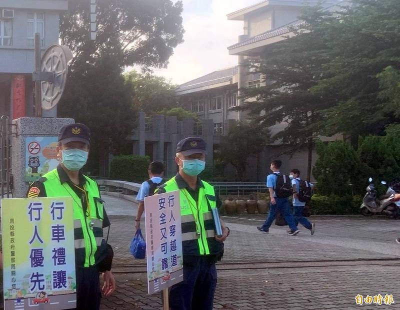 南投警方在校園門口站崗及宣導交通安全。（記者謝介裕攝）