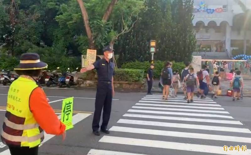 開學首日，楠梓警分局長陳文耀親自校門口護童。（記者陳文嬋攝）