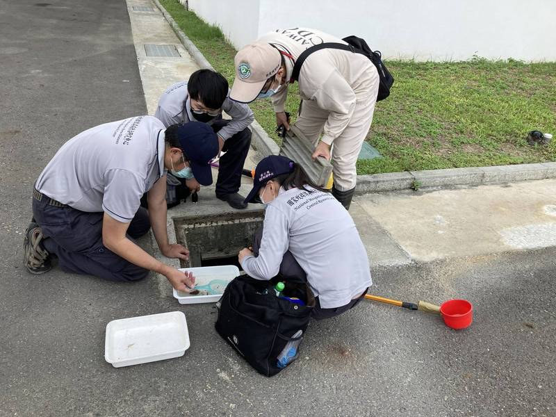 台南市今天再增1例確診個案，衛生局已會同專家學者前往個案住家及附近高風險場所進行調查評估及掛燈防治。（南市環保局提供）