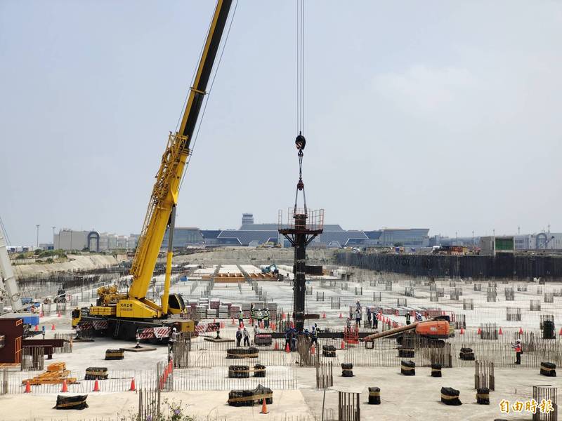 9月1日是桃園機場的大日子，桃園機場三航廈工地首支鋼柱今天組立。（記者姚介修攝）