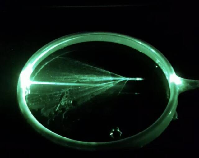 當雷射光折射進入介質分布不均的泡泡膜，雷射光會發生散射，產生光鬚。（屏東女中提供）