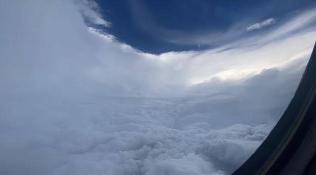 WP-3D「獵戶座」氣象偵察機抵達颶風中心時看見的眼牆十分壯觀。。（圖取自NOAA）