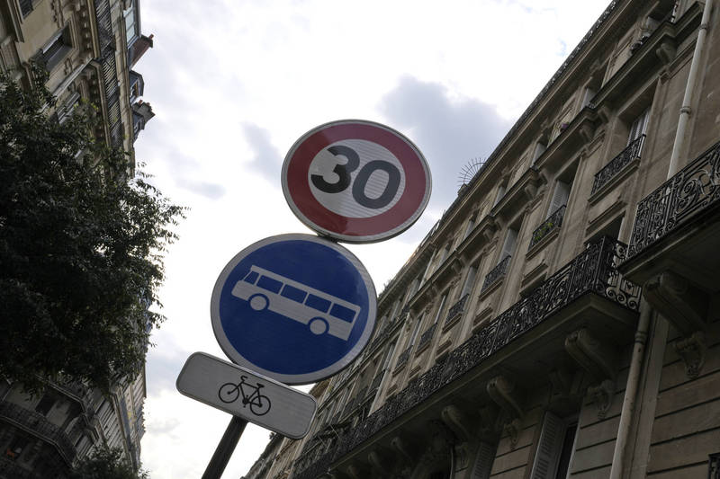 巴黎頒布交通新規，市區道路限速30公里。（美聯社）
