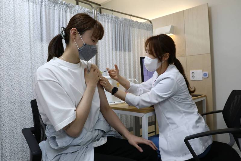 南韩多名女性在接种辉瑞疫苗后出现月经失调、不规则出血等不良反应。示意图，人物与新闻事件无关。（路透）(photo:LTN)