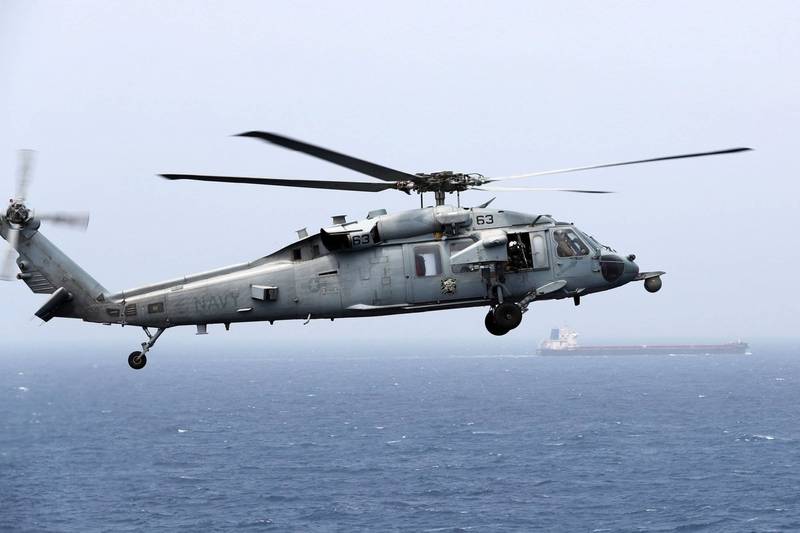 美國海軍一架MH-60S「海鷹」直升機因不明原因墜海。（路透）