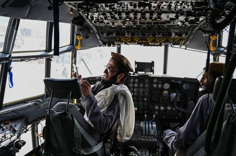 神学士战士坐在阿富汗空军战机，看起来相当兴奋。（法新社）(photo:LTN)