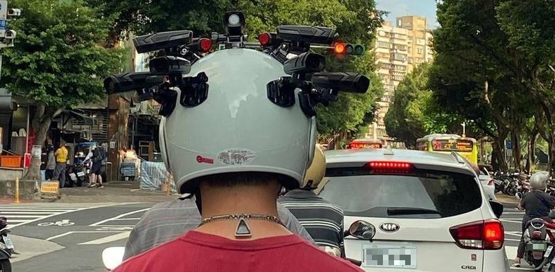 有民眾在台北街道看見1名機車騎士，頭上的安全帽竟然安裝了9支行車記錄器。（圖取自爆系公社）
