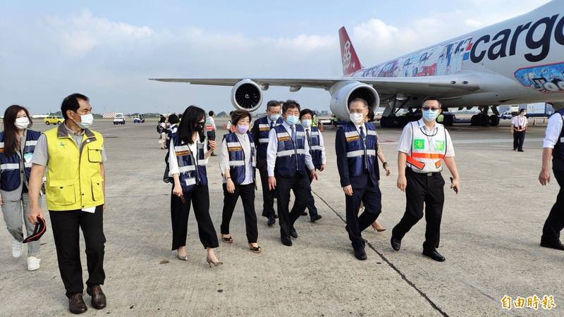衛福部部長陳時中等人接機。(記者姚介修攝) 衛福部部長陳時中等人接機。(記者姚介修攝)
