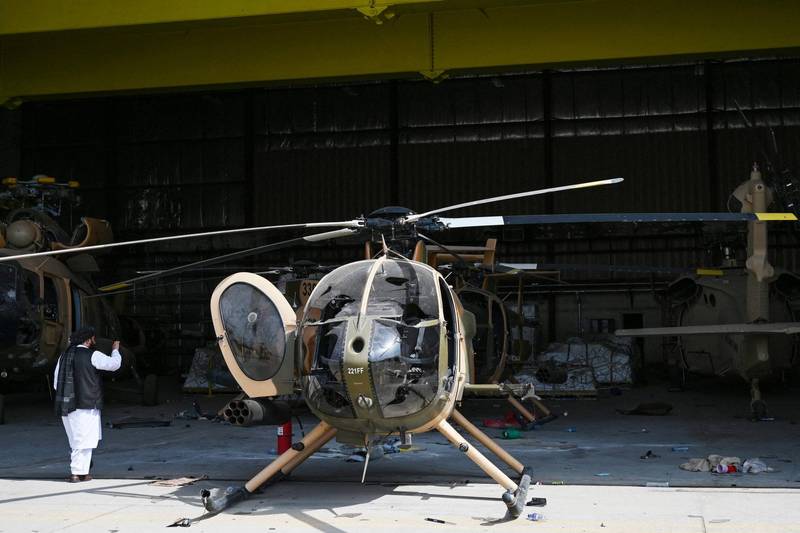 神学士查看喀布尔机场内阿富汗政府军的军用直升机。（法新社）(photo:LTN)