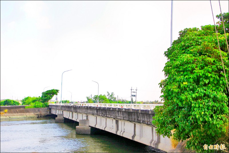 臥龍橋因橋底過低，通水斷面不足，易阻礙排水，縣府進行改建工程。（記者林宜樟攝）