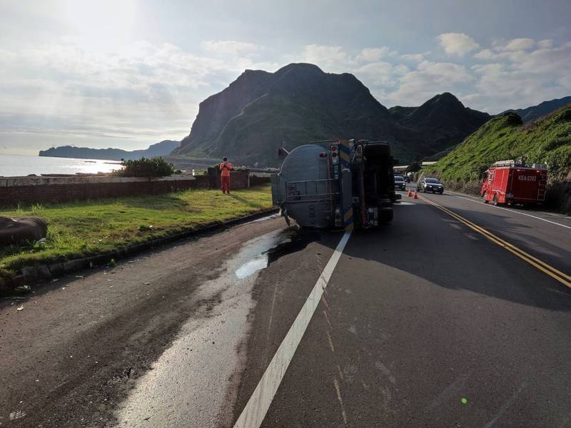 化學槽車90度翻覆，後方載運的硫酸溢出。（記者吳昇儒翻攝）