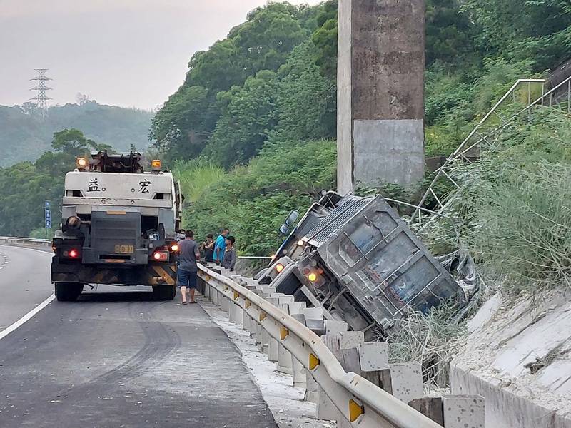 國道3號南下94.5k處，今天清晨發生一起聯結車車禍，所幸人無大礙，但造成尖峰時段車流壅塞加劇，上午9點許已陸續恢復暢通。（記者廖雪茹翻攝）