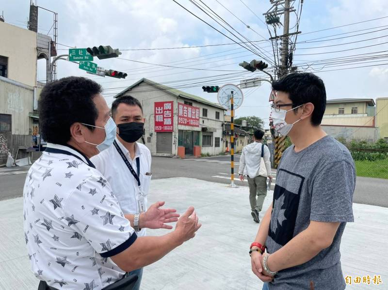 台中市議員周永鴻（右）邀市府都發局及建設局等會勘，爭取拓寬改善神岡區三社路與大富路口的交通瓶頸。（記者歐素美攝）