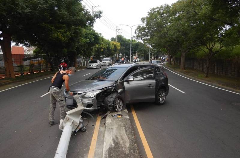 謝男嘗試移動愛車，卻徒勞無功。（記者張瑞楨翻攝）