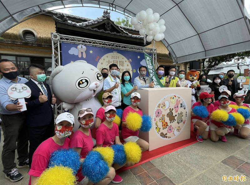 台南市長黃偉哲今為新化大目降中秋嘉年華活動宣傳，並開箱由在地店家攜手推出的「來新化烤肉Bar」禮盒。（記者萬于甄攝）