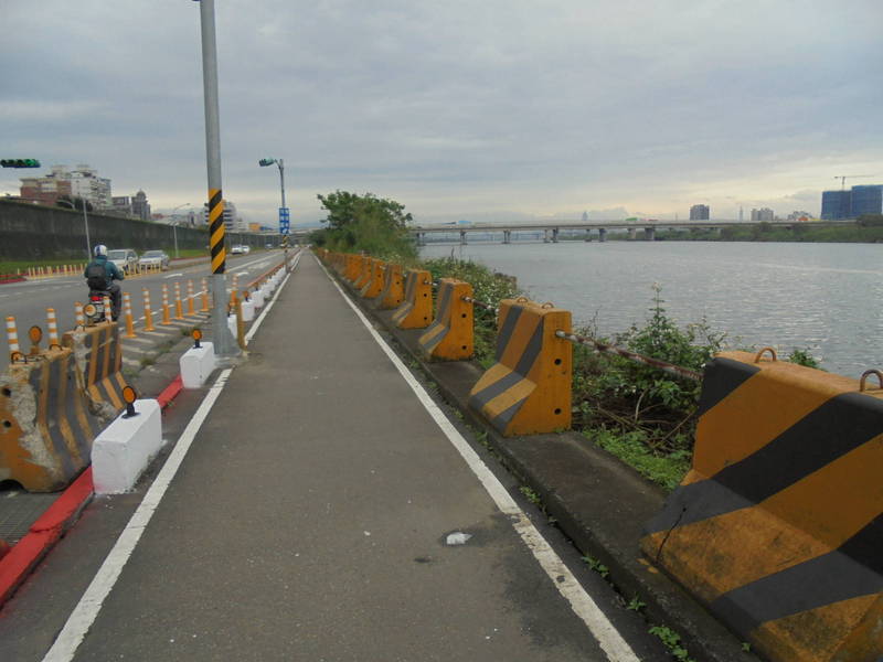 大漢溪左岸新海橋至大漢橋間自行車道將拓寬至約4公尺寬。（新北市高灘地工程管理處提供）