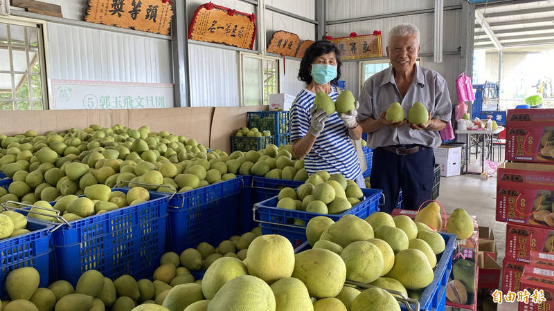 郭李春梅（左）和先生郭玉飛（右）在麻豆南勢里經營郭玉飛文旦園，曾在台南文旦大賽獲得頭等獎、優等獎，今年終於勇奪特等獎文旦王，一夕爆紅。（記者楊金城攝）