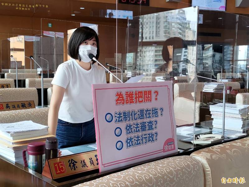 徐瑄灃在議會總質詢提議訂立台中市自辦市地重劃作業自治條例。（記者蔡淑媛攝）