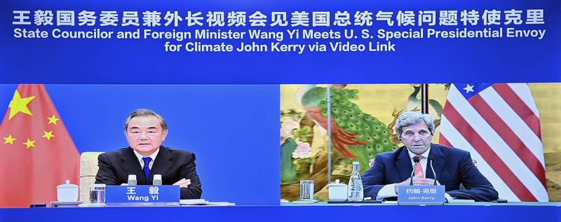 美国总统气候特使凯瑞（右）1日在中国和中国外交部长王毅（左）展开视讯对谈。（美联社）(photo:LTN)