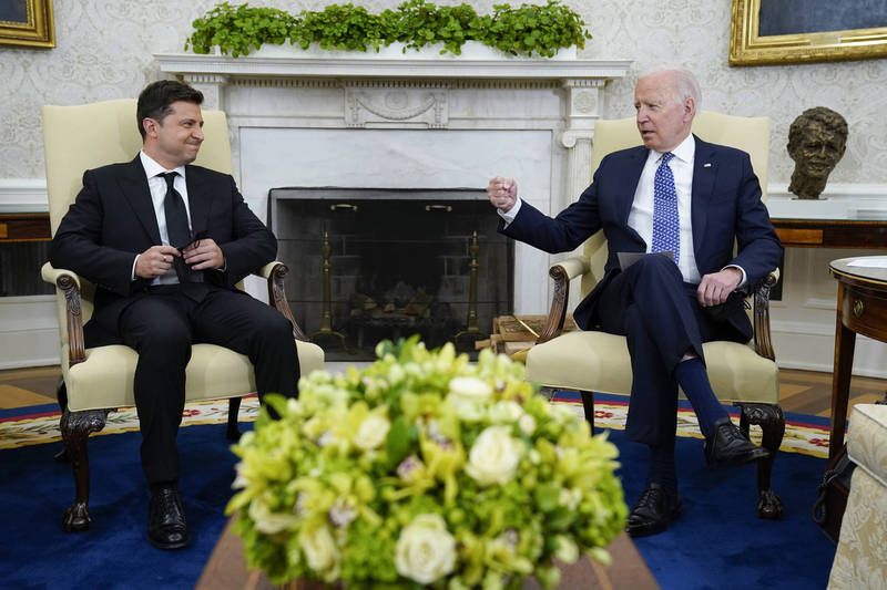 美国总统拜登（右）今日在白宫与乌克兰总统泽伦斯基（左）会谈。（美联社）(photo:LTN)