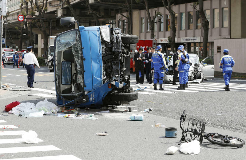 2019年東京池袋發生一起車輛暴衝害命事故，一對母女死亡，另外有9人受傷，而肇事者高齡已達90歲。圖為當時事發現場。（美聯社）