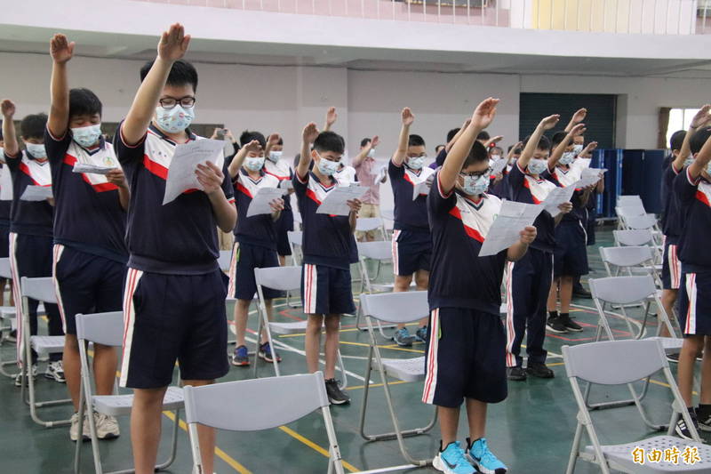 新竹縣石光國中學生今天代表全縣國中小學生宣示反霸凌等，誓言構建友善的校園環境。（記者黃美珠攝）