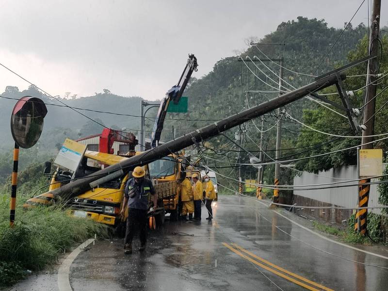 台電外包商工程車疑因駕駛疲勞駕駛撞上大雪山5公里處路旁電桿。（民眾提供）