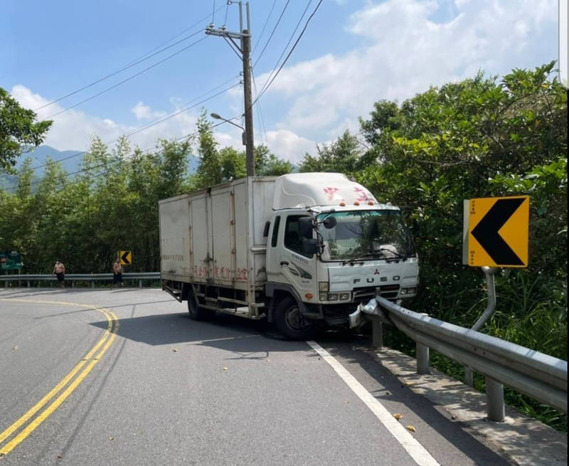 貨車行經北宜44.9K過彎，撞向對向車道護欄，卡在路邊。 （記者闕敬倫翻攝）