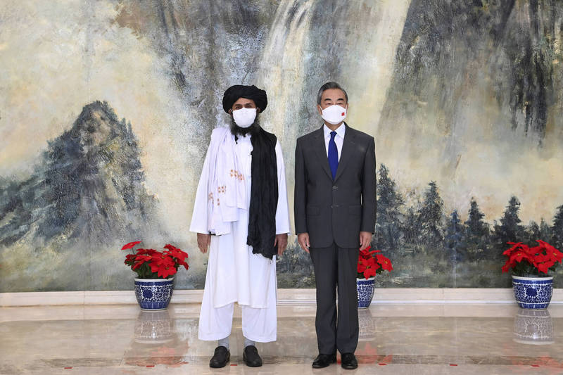 神学士发言人表示，中国将成为他们的主要伙伴，提供资金帮助重建工作。图为阿富汗神学士领导人巴拉达尔（左）与中国外长王毅7月28日会面画面。（美联社）(photo:LTN)