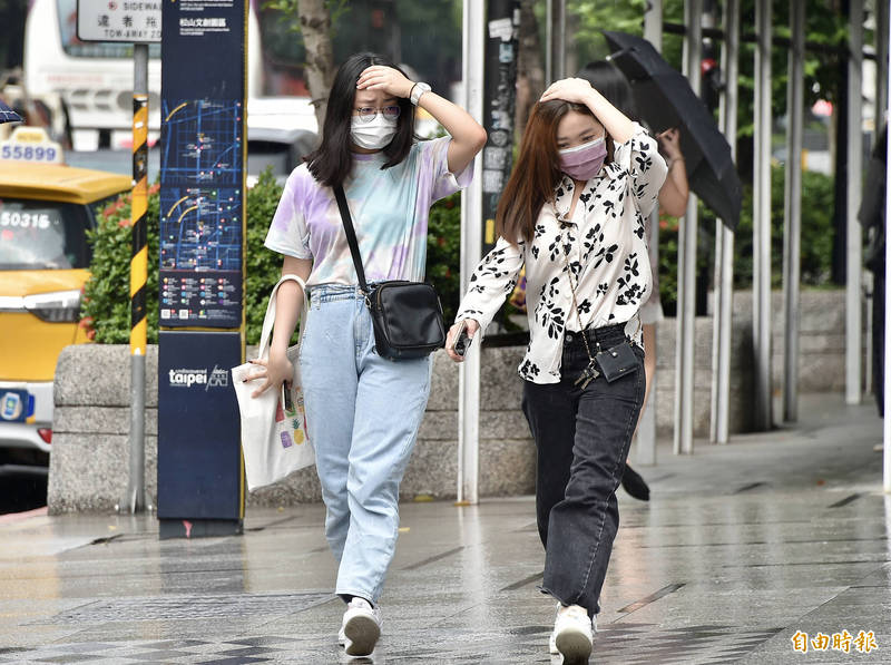 明日西半部、中南部午後會有雷陣雨，各地山區也要注意雨勢，民眾出門請記得攜帶雨具。（資料照）