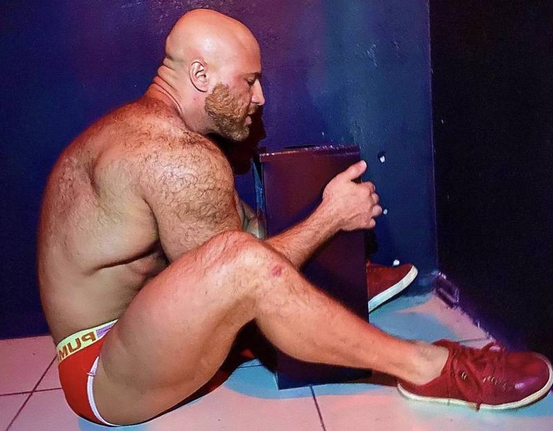 哈萨克36岁健美运动员托洛奇科自称为「泛性恋」，近日于社群平台上宣布，他疯狂爱上俱乐部里的菸灰缸。（图撷取自IG_@yurii_tolochko）(photo:LTN)