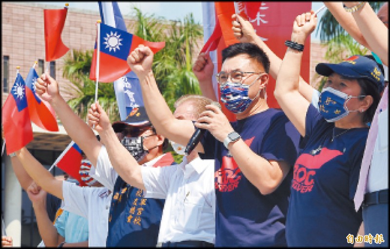 國民黨主席江啟臣昨日出席「慶祝九三軍人節－中華民國全民各界暨在野聯盟緬懷蔣公暨先烈活動」，率領在野聯盟成員高呼「中華民國萬歲！中國國民黨勝利！」（記者廖振輝攝）