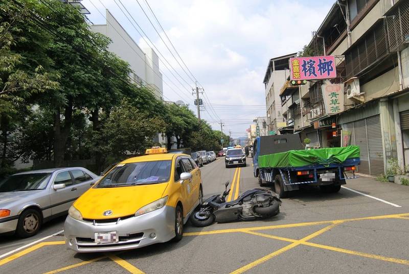 小貨車轉彎時碰撞直行的機車，導致機車撞上計程車。（民眾提供）