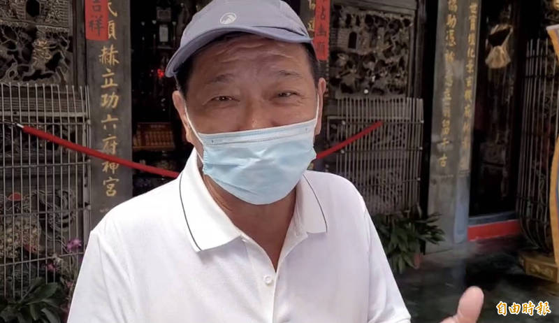 廖大乙建議農曆7月最後3天，真的需要晚上出門的話，記得穿明亮色衣服，戴上帽子、口罩。（記者陳鳳麗攝）