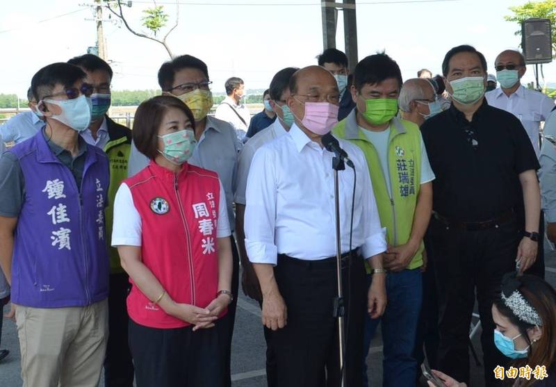 長榮航空疫情連環爆，蘇貞昌（中）說，將從嚴加碼要求反台機組員檢疫措施。（記者李立法攝）