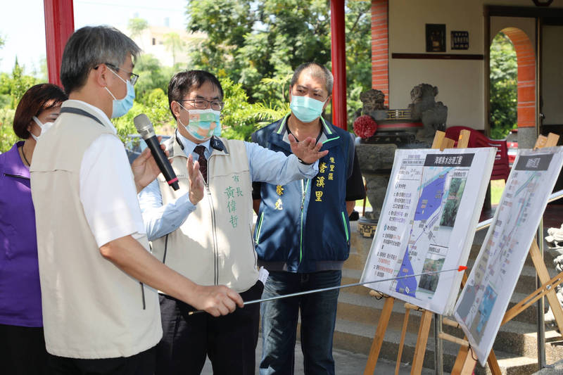 台南市長黃偉哲（前中）視察佳里區海埔排水治理工程，要求加緊辦理用地取得和工程規劃。（市府提供）