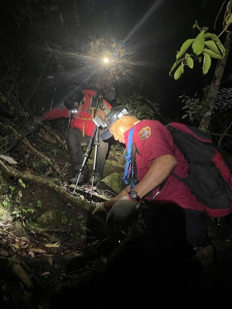 2登山客登洗水山迷路 消防人員搜索至凌晨2點多順利救人。（苗栗縣消防局提供）