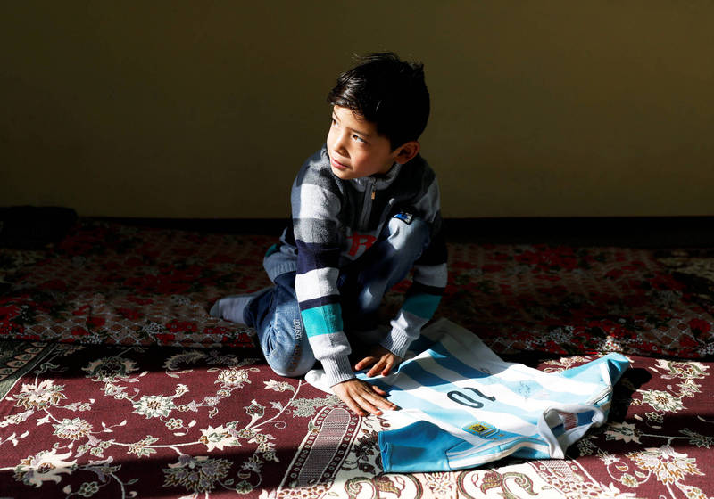 美国撤军阿富汗，激进组织神学士在短时间内夺下政权，早先曾因穿着塑胶袋自制的「梅西塑胶球衣」而爆红的阿富汗男童阿玛迪（见图），目前也与家人受困于喀布尔无法撤离。（资料照，路透）(photo:LTN)