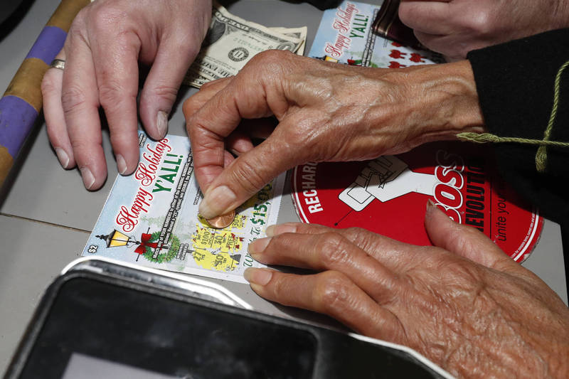 义大利一名老妇人在菸草店买刮刮乐中了大奖50万欧元，店老板却把彩券抢走逃逸。（示意图，美联社）(photo:LTN)