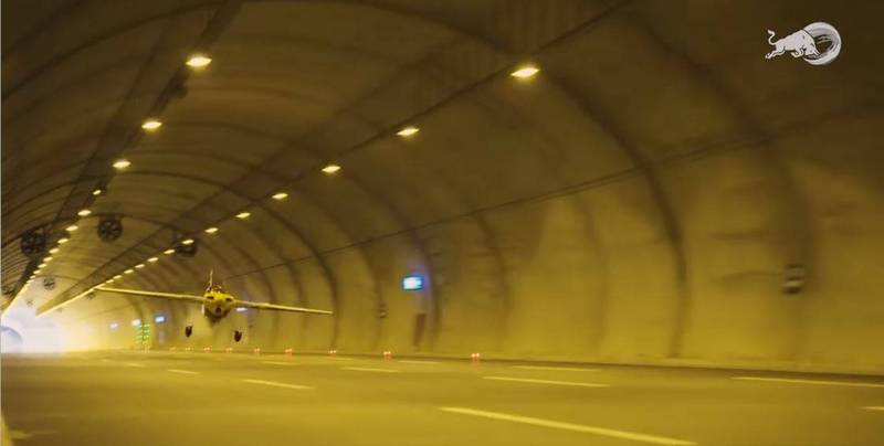 哥斯达驾驶Zivko Edge 540高特技飞机，以时速245公里飞越2条隧道。（图翻摄自红牛官方脸书）(photo:LTN)