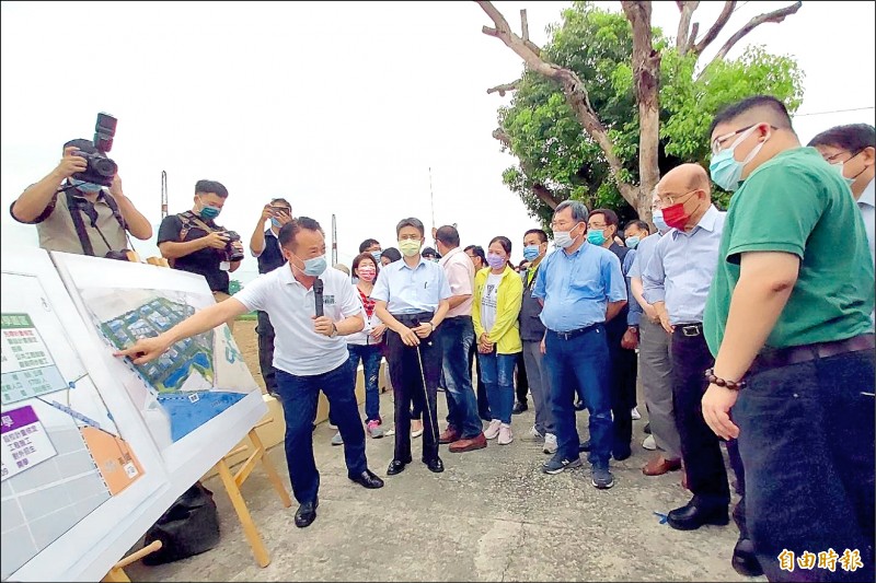 嘉義縣長翁章梁（左一）和行政院長蘇貞昌（右二）討論嘉義科學園區。（記者林宜樟攝）