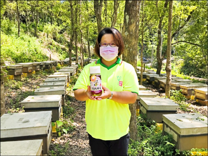 吳憶宜談起養蜂的心路歷程，獲獎是最大的肯定。（新北市農業局提供）