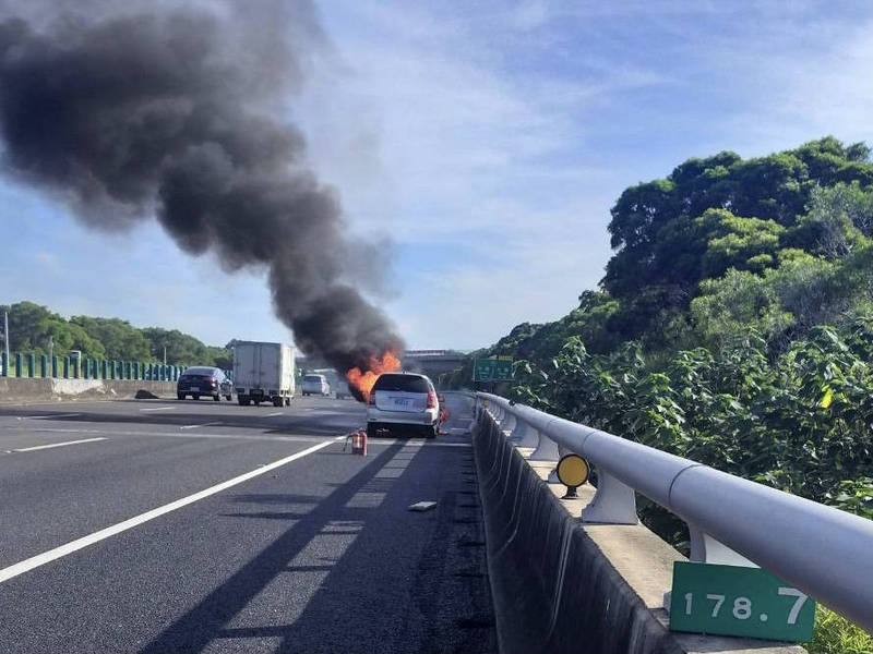 國道3號沙鹿段發生火燒車意外。（記者歐素美翻攝）